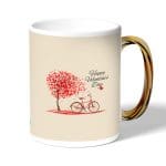 كوب قهوة بمقبض ذهبي بتصميم عيد حب سعيد