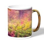 كوب قهوة بمقبض ذهبي بتصميم غابه ورود