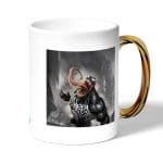 كوب قهوة بمقبض ذهبي بتصميم غضب فينوم