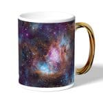 كوب قهوة بمقبض ذهبي بتصميم فضاء بنفسجي