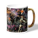 كوب قهوة بمقبض ذهبي بتصميم فن تجريدي