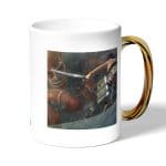 كوب قهوة بمقبض ذهبي بتصميم قتال مع العملاق الضخم هجوم العمالقة