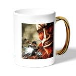 كوب قهوة بمقبض ذهبي بتصميم قتال مع عملاق هجوم العمالقة