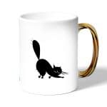 كوب قهوة بمقبض ذهبي بتصميم قط اسود