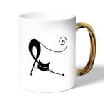 كوب قهوة بمقبض ذهبي بتصميم قطه كرتونيه