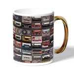 كوب قهوة بمقبض ذهبي بتصميم كاسيت موسيقي