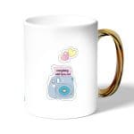 كوب قهوة بمقبض ذهبي بتصميم كرتون كاميرا