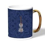 كوب قهوة بمقبض ذهبي بتصميم كمان مزخرف