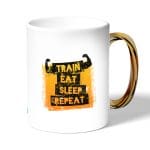 كوب قهوة بمقبض ذهبي بتصميم كن قوي