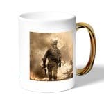 كوب قهوة بمقبض ذهبي بتصميم كول أوف ديوتي نيران المعركه