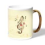 كوب قهوة بمقبض ذهبي بتصميم نغمة موسيقية جميلة