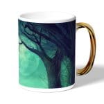 كوب قهوة بمقبض ذهبي بتصميم هالوين مخيف