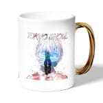 كوب قهوة بمقبض ذهبي بتصميم وحش بداخلي طوكيو الغول