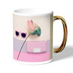 كوب قهوة بمقبض ذهبي بتصميم ورد مميز