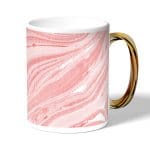 كوب قهوة بمقبض ذهبي بتصميم وردي