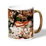 كوب قهوة بمقبض ذهبي بتصميم ورود