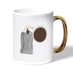 كوب قهوة بمقبض ذهبي بتصميم وقت القهوة