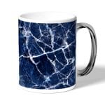 كوب قهوة بمقبض فضي بتصميم أزرق وأبيض