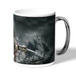 كوب قهوة بمقبض فضي بتصميم أساسنز كريد