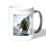 كوب قهوة بمقبض فضي بتصميم أساسنز كريد الثورة الأمريكية