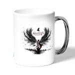 كوب قهوة بمقبض فضي بتصميم أساسنز كريد الجناح الأسود