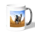 كوب قهوة بمقبض فضي بتصميم أساسنز كريد حورس