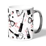 كوب قهوة بمقبض فضي بتصميم ادوات المكياج والموضة