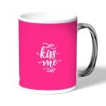 كوب قهوة بمقبض فضي بتصميم اعطني قبلة