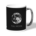 كوب قهوة بمقبض فضي بتصميم اكتمال القمر