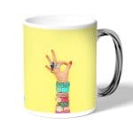 كوب قهوة بمقبض فضي بتصميم اكسسوارات يد امرأة