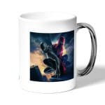 كوب قهوة بمقبض فضي بتصميم الشر يسيطرعلى سبايدر مان