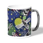 كوب قهوة بمقبض فضي بتصميم الفضاء الخارجي