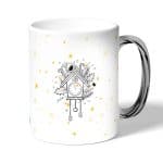 كوب قهوة بمقبض فضي بتصميم النجوم والأحلام