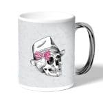 كوب قهوة بمقبض فضي بتصميم جمجمه بقبعه