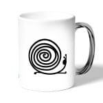 كوب قهوة بمقبض فضي بتصميم حلزون