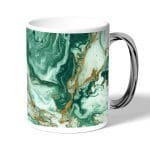 كوب قهوة بمقبض فضي بتصميم ذهبي وأخضر