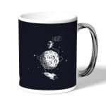 كوب قهوة بمقبض فضي بتصميم رائد فضاء