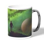 كوب قهوة بمقبض فضي بتصميم رحله الى الفضاء