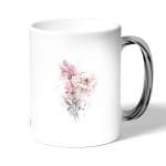 كوب قهوة بمقبض فضي بتصميم رسمه ورده