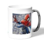 كوب قهوة بمقبض فضي بتصميم سبايدر مان اعلى البرج