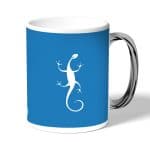 كوب قهوة بمقبض فضي بتصميم سحليه