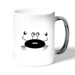 كوب قهوة بمقبض فضي بتصميم سلطعون خائف