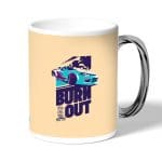 كوب قهوة بمقبض فضي بتصميم سيارة سباق