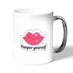 كوب قهوة بمقبض فضي بتصميم شفاه جذابه