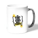 كوب قهوة بمقبض فضي بتصميم عبارات انجليزية