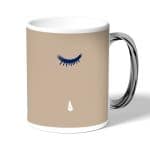 كوب قهوة بمقبض فضي بتصميم عيون تبكي