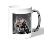 كوب قهوة بمقبض فضي بتصميم غضب فينوم