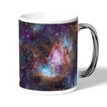 كوب قهوة بمقبض فضي بتصميم فضاء بنفسجي