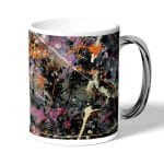 كوب قهوة بمقبض فضي بتصميم فن تجريدي