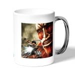 كوب قهوة بمقبض فضي بتصميم قتال مع عملاق هجوم العمالقة